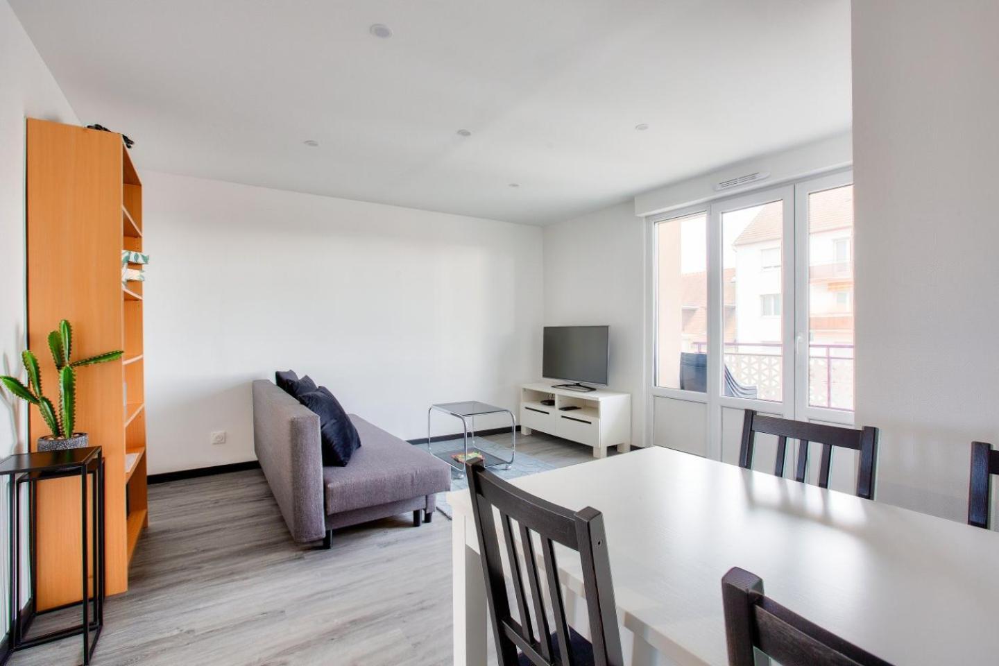 Apartment Lovely 2 Bedroom Flat With Balcony Near The Centre *